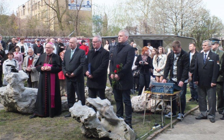 Představitelé města a kraje odhalili obětem bombardování pomník. Foto: Romana Macová